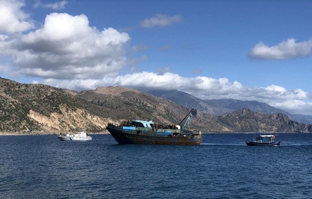Σχεδόν 500 μετανάστες βρέθηκαν πάνω στο ακυβέρνητο αλιευτικό στην Παλαιοχώρα (vid)