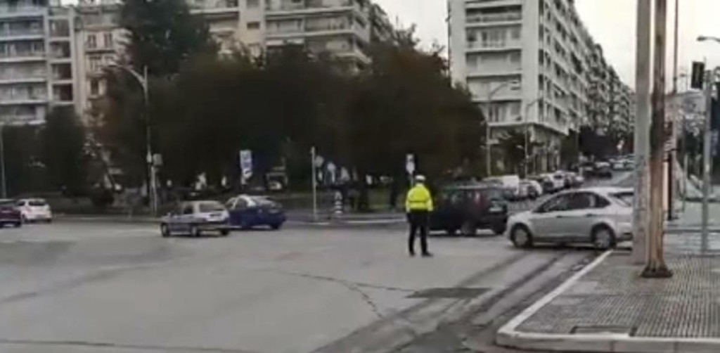 Νέα παράσυρση πεζού στη Θεσσαλονίκη – Μηχανάκι έπεσε πάνω σε ηλικιωμένη (vid)