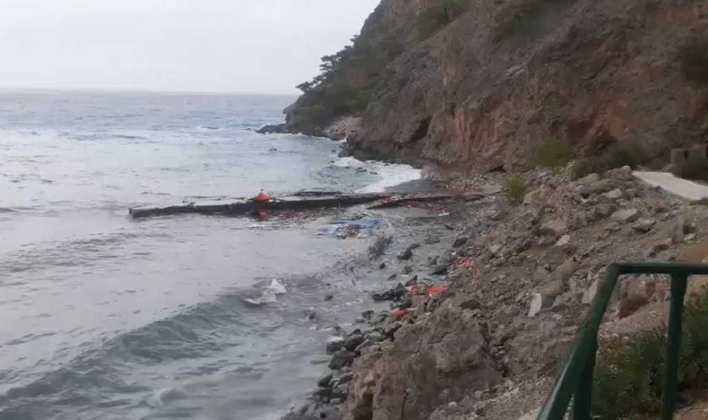 Το πήρε και το σήκωσε η κακοκαιρία “EVA” – Κομμάτια έγινε το πλοίο “Απόλλων Κ.” (pics&vid)