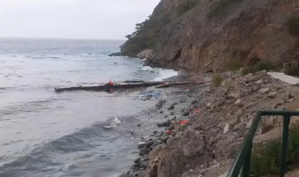 Το πήρε και το σήκωσε η κακοκαιρία “EVA” – Κομμάτια έγινε το πλοίο “Απόλλων Κ.” (pics&vid)