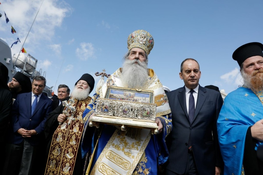 Με τιμές αρχηγού κράτους υποδέχθηκε την Αγία Ζώνη ο Πειραιάς – Πλήθος κόσμου και κατάνυξη στο σημείο (pics&vids)