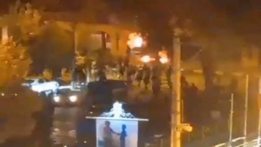 Χάος στο Ιράν – Διαδηλωτές έκαψαν το σπίτι του αγιατολάχ Χομεϊνί (vids)