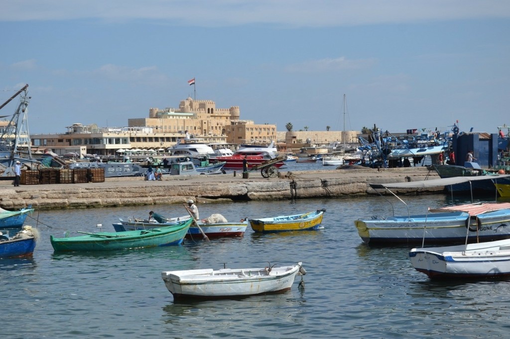 Λεωφορείο στην Αίγυπτο μετατράπηκε σε τάφο, όταν έπεσε σε κανάλι (pics)
