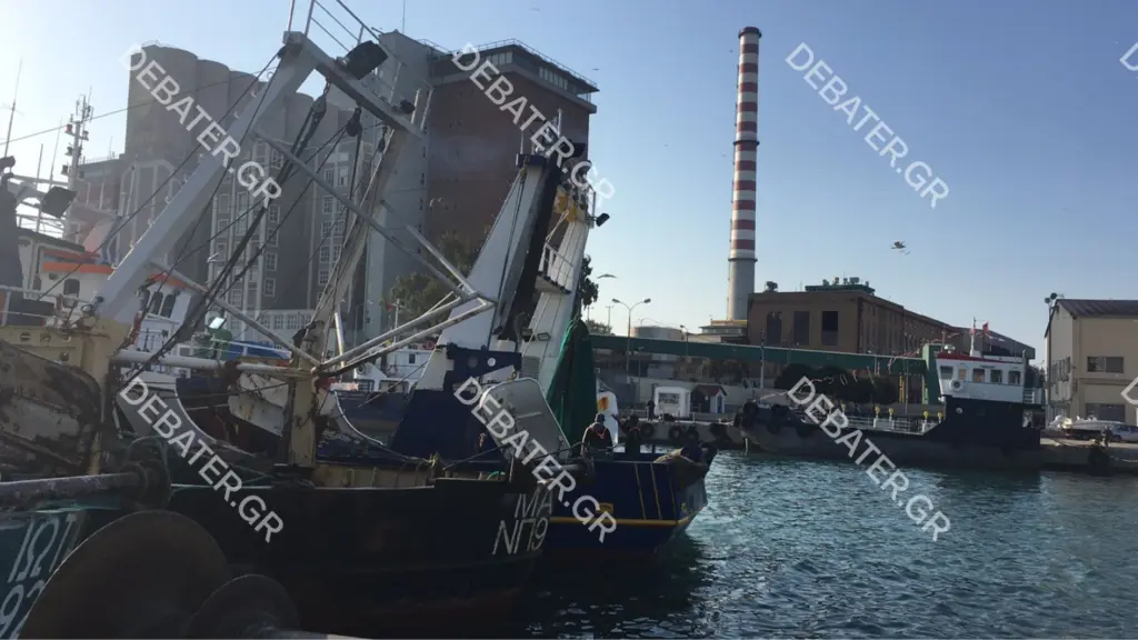 Πανελλαδική απεργία από τους αλιείς – “Αν δεν υπάρξει κάποια βοήθεια θα βυθιστούμε, θα πάψει να υπάρχει το ελληνικό ψάρι” (pics&vid)