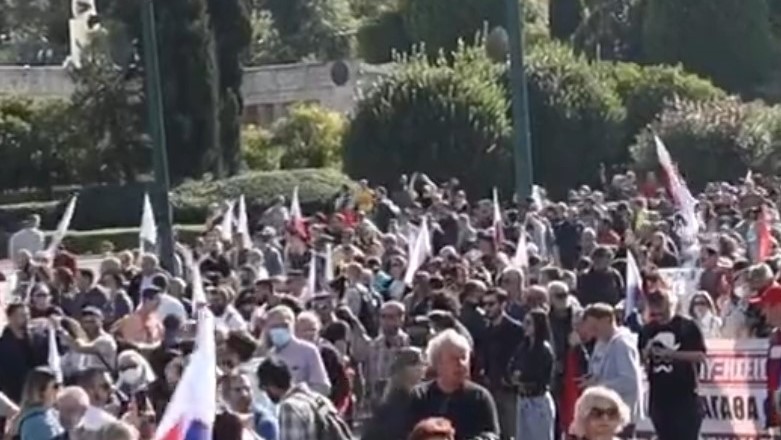 Ολοκληρώθηκε η πορεία στο κέντρο της Αθήνας – Πλήθος κόσμου στην απεργιακή κινητοποίηση (pics&vids)