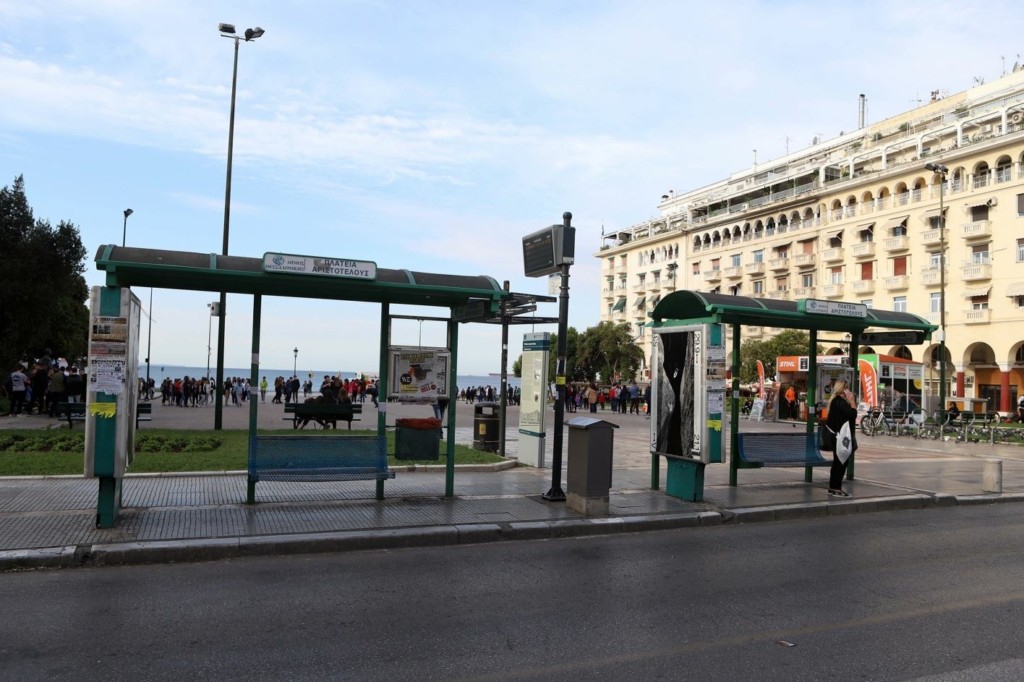 Λεωφορείο παρέσυρε και τραυμάτισε γυναίκα στην πλατεία Αριστοτέλους (pics)