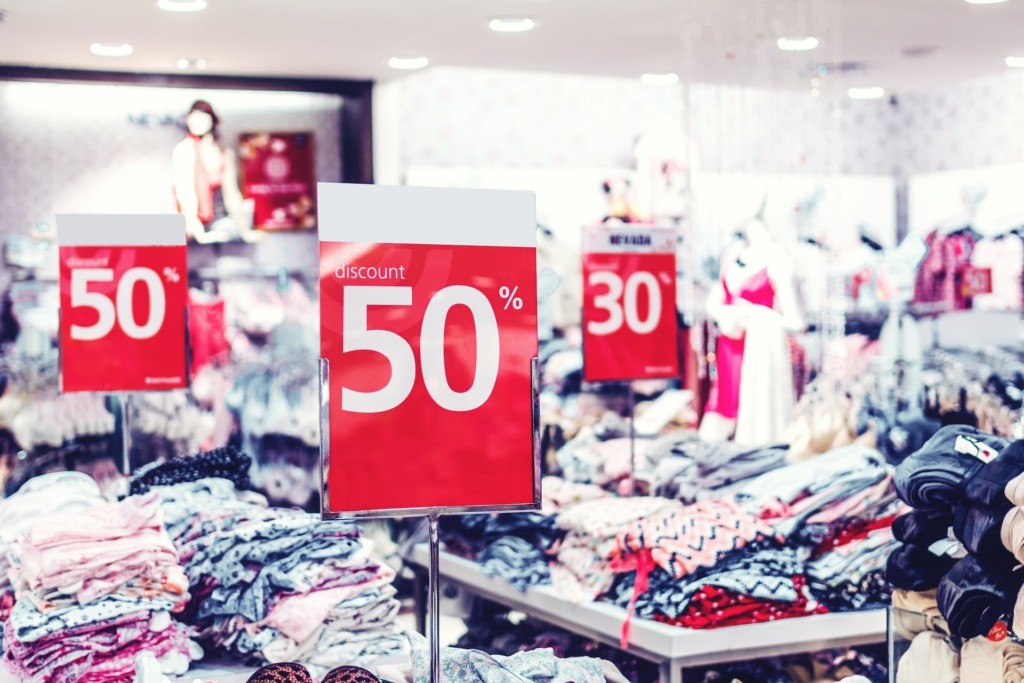 Γιατί στις διαφημίσεις για την Black Friday “κυριαρχεί” το κόκκινο χρώμα