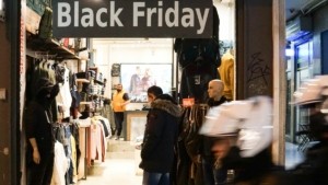 ΗΠΑ: Το παράδοξο της φετινής Black Friday: περισσότεροι καταναλωτές, λιγότερα δολάρια