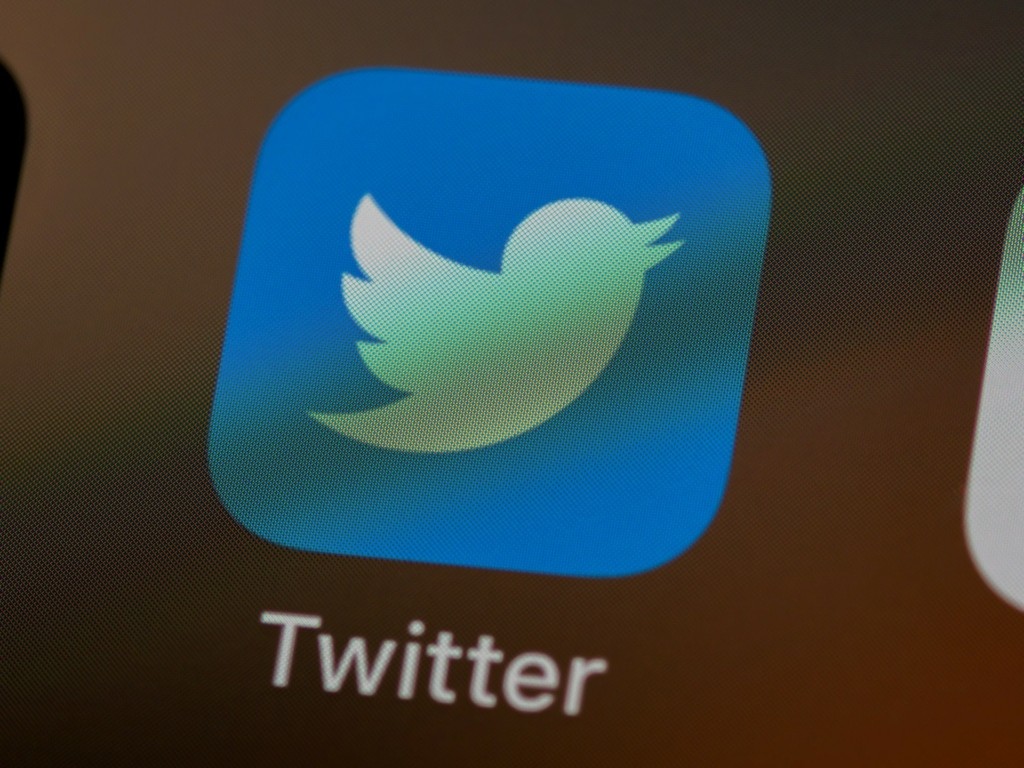 “Κόβει” κεφάλια ο Έλον Μασκ στο Twitter – Αρχίζει τις απολύσεις τις επόμενες ώρες