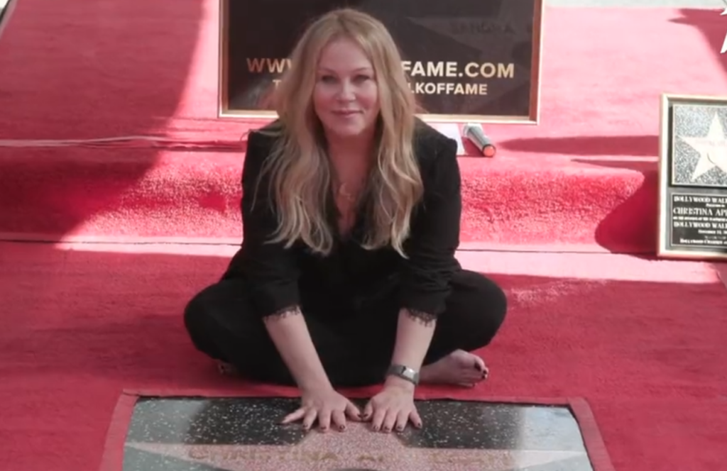 Η πρώτη εμφάνιση της Christina Applegate μετά τη διάγνωση με σκλήρυνση κατά πλάκας (vids)