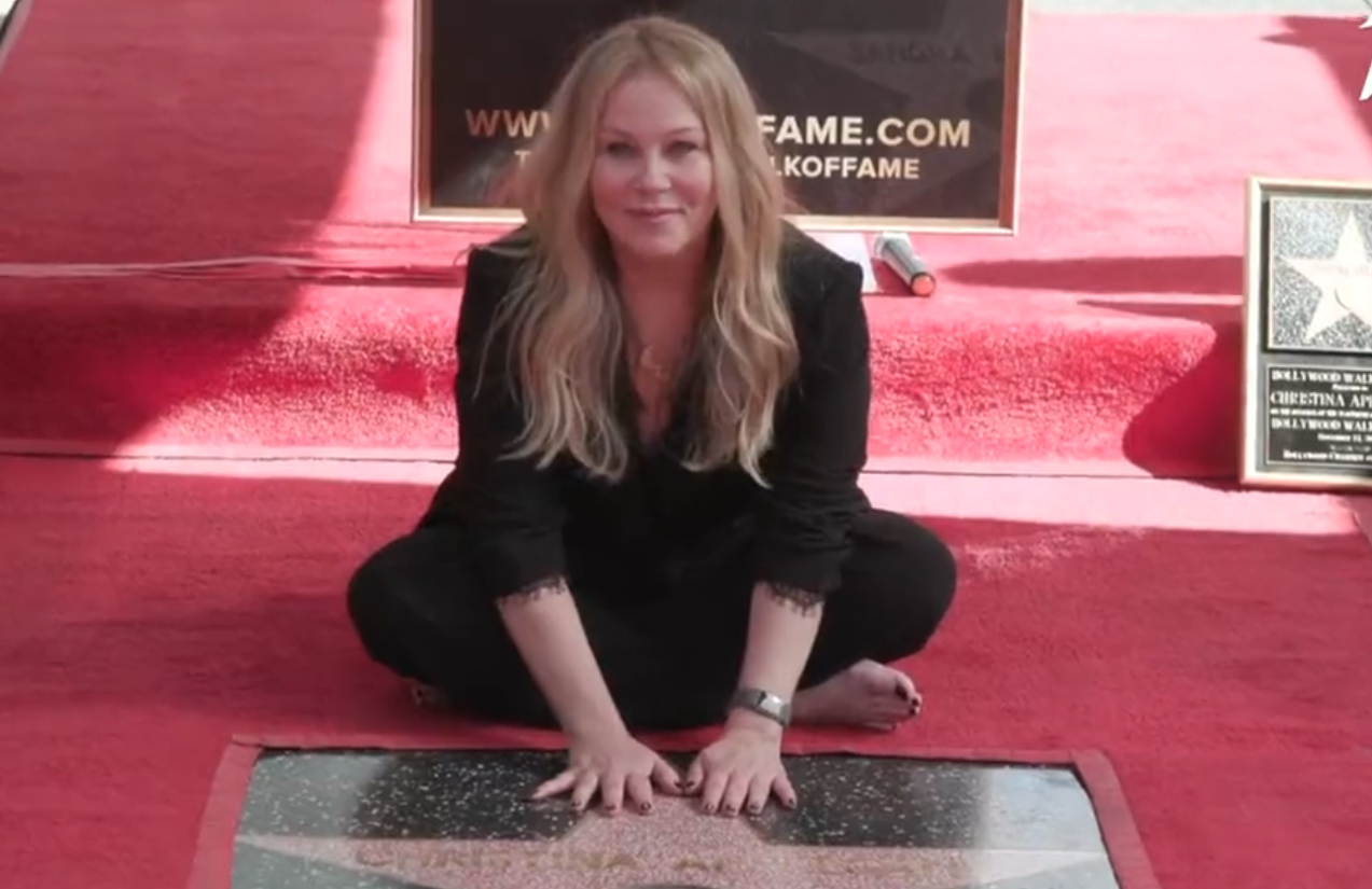 Η πρώτη εμφάνιση της Christina Applegate μετά τη διάγνωση με σκλήρυνση κατά πλάκας (vids)