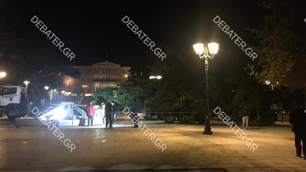 “Άρωμα” Χριστουγέννων στην Αθήνα – Ξεκίνησαν οι ετοιμασίες για το δέντρο ύψους 21 μέτρων στο Σύνταγμα (pic&vid)