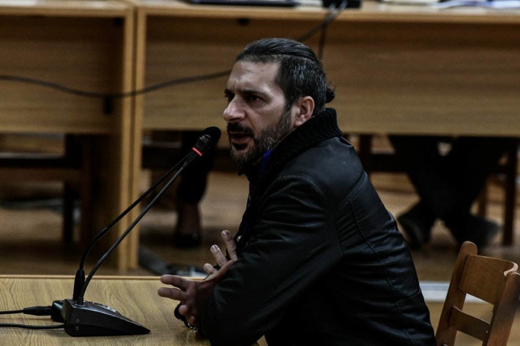 Σοκαριστική κατάθεση του φίλου του Φύσσα – “Είδα τον Παύλο χτυπημένο στην αγκαλιά της Χρύσας”