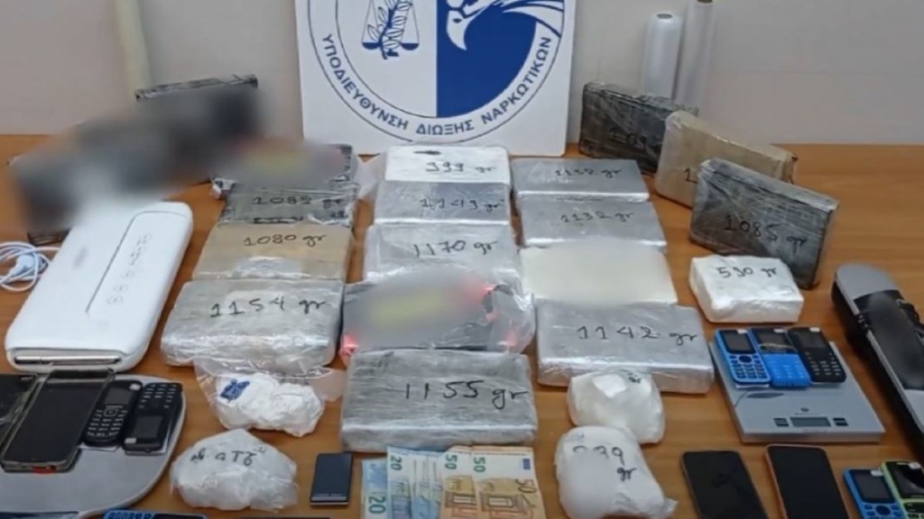 Ζευγάρι κυκλοφορούσε στους Αγίους Αναργύρους με μεγάλη ποσότητα κοκαΐνης (vid)
