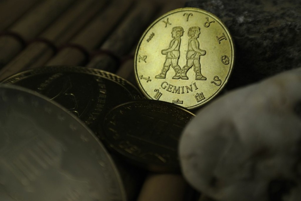 Ζώδια – Ετήσιες προβλέψεις 2023 – Πώς θα κυλήσουν τα ερωτικά και τα οικονομικά για τον Δίδυμο