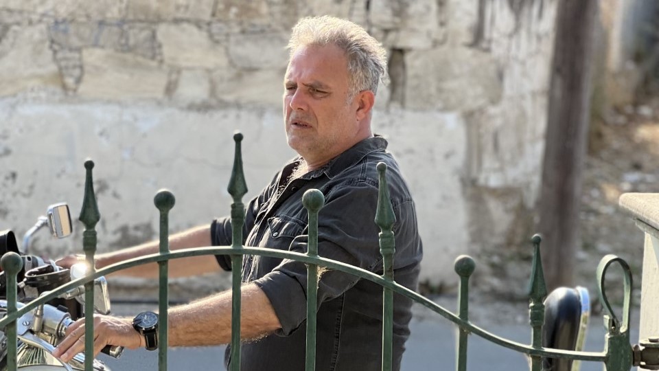 Η γη της ελιάς – Ο Στάθης θυμάται που έχει ξαναδεί τον απαγωγέα του παιδιού του και πάει να τον βρει (vid)