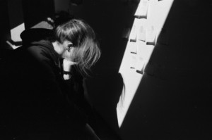 Σοκ στο Μενίδι: 14χρονη πήγε στο ΑΤ με νεκρό έμβρυο τυλιγμένο σε εφημερίδα – Την ξυλοκόπησε η μητέρα της και απέβαλε