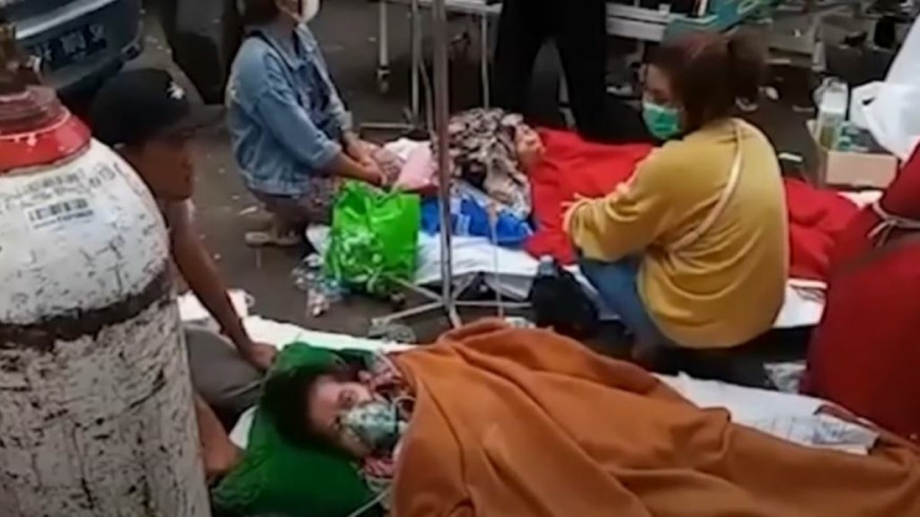 Τους 162 έφτασαν οι νεκροί μετά τον ισχυρό σεισμό των 5,6 ρίχτερ στην Ινδονησία (pics&vid)