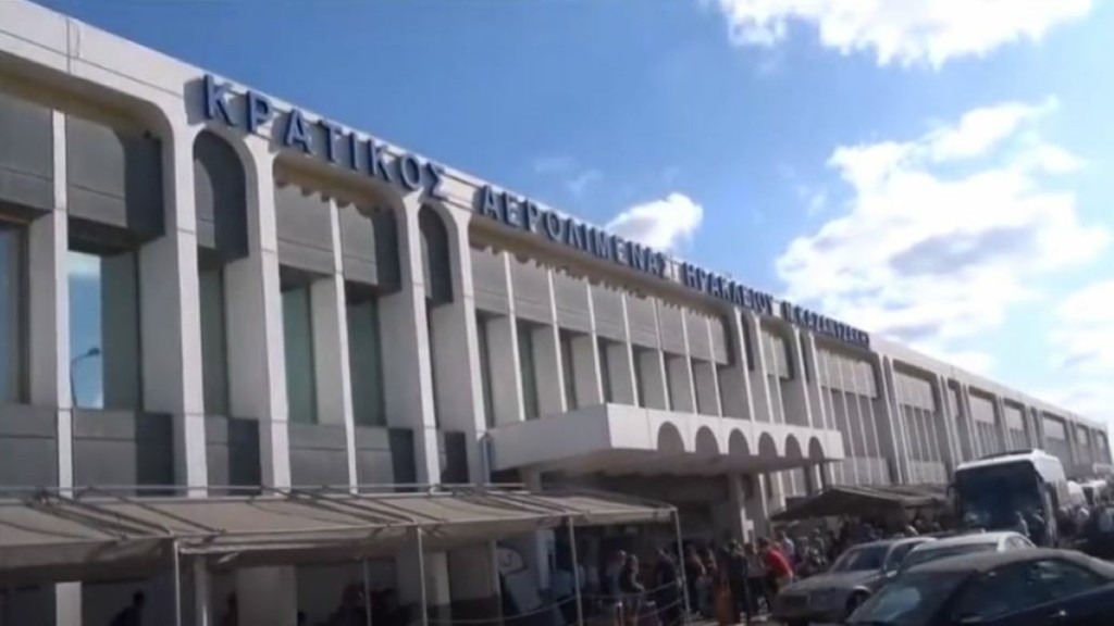 Απίστευτο τροχαίο στην Κρήτη – Αυτοκίνητο έχασε τον έλεγχο και “προσγειώθηκε” στο αεροδρόμιο (pics)