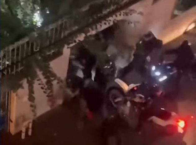 Συγκλονιστικό βίντεο από διαδήλωση στο Ιράν – Αστυνομικοί πατάνε με τη μηχανή πεζό (vids)