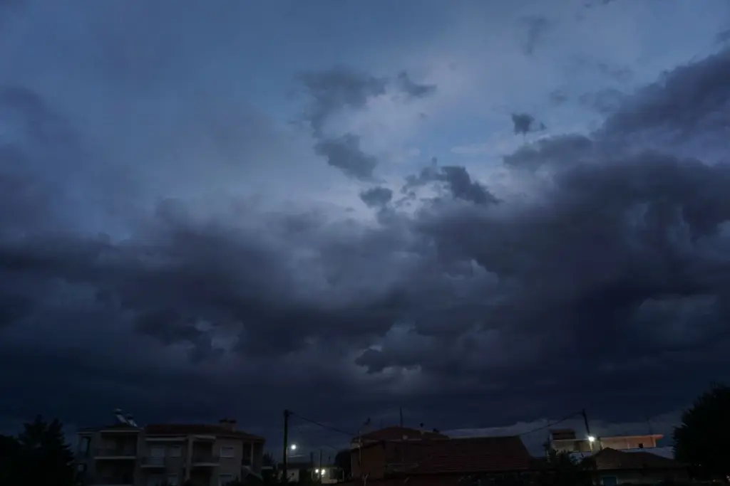 Τοπικές βροχές και καταιγίδες την Παρασκευή – Σε τι επίπεδα θα κυμανθεί η θερμοκρασία