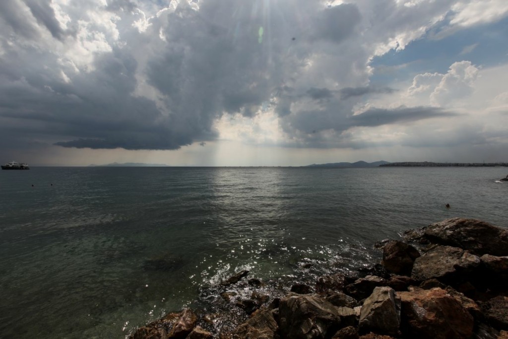 “Ανοιξιάτικος” καιρός με τοπικές βροχές και θυελλώδεις νοτιάδες