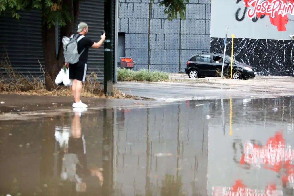 Έκλεισαν δρόμοι στην Αττική από την κακοκαιρία “EVA” – Ποιους να αποφύγετε
