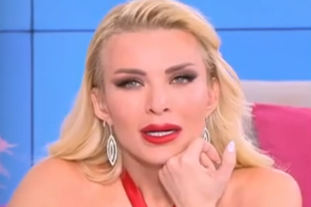 “Πλάνταξε” στο κλάμα η Καινούργιου στον αέρα της εκπομπή – “Νιώθω πολύ μόνη στη ζωή μου” (vid)