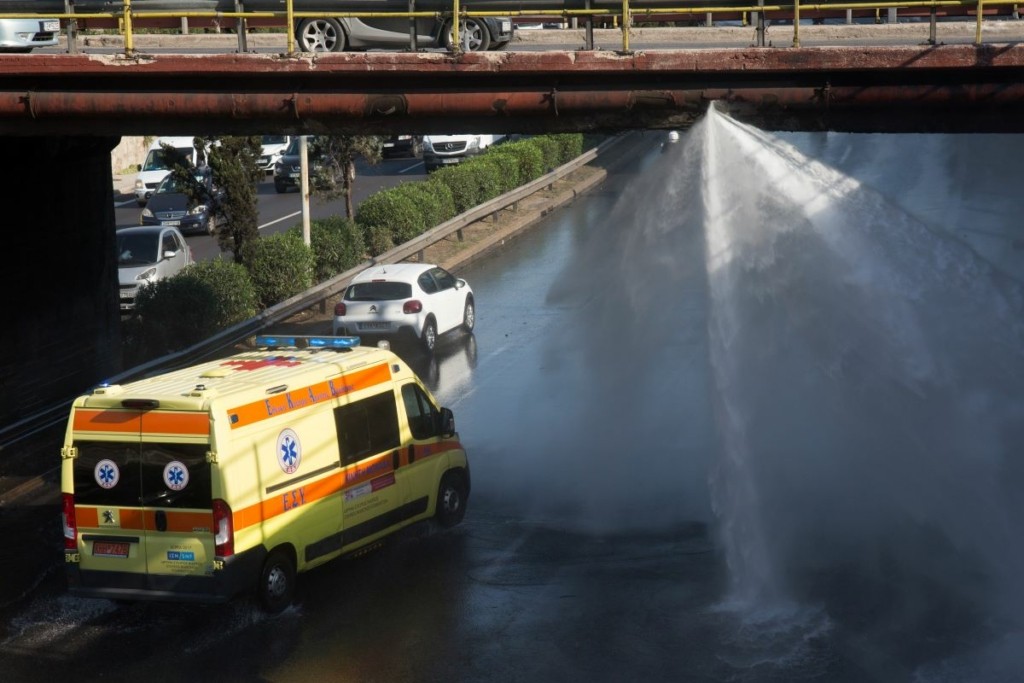 Παραμένει το κυκλοφοριακό κομφούζιο στον Κηφισό λόγω πλημμύρας – Όχημα παραβίασε το ύψος και έσπασε αγωγό νερού (pics)
