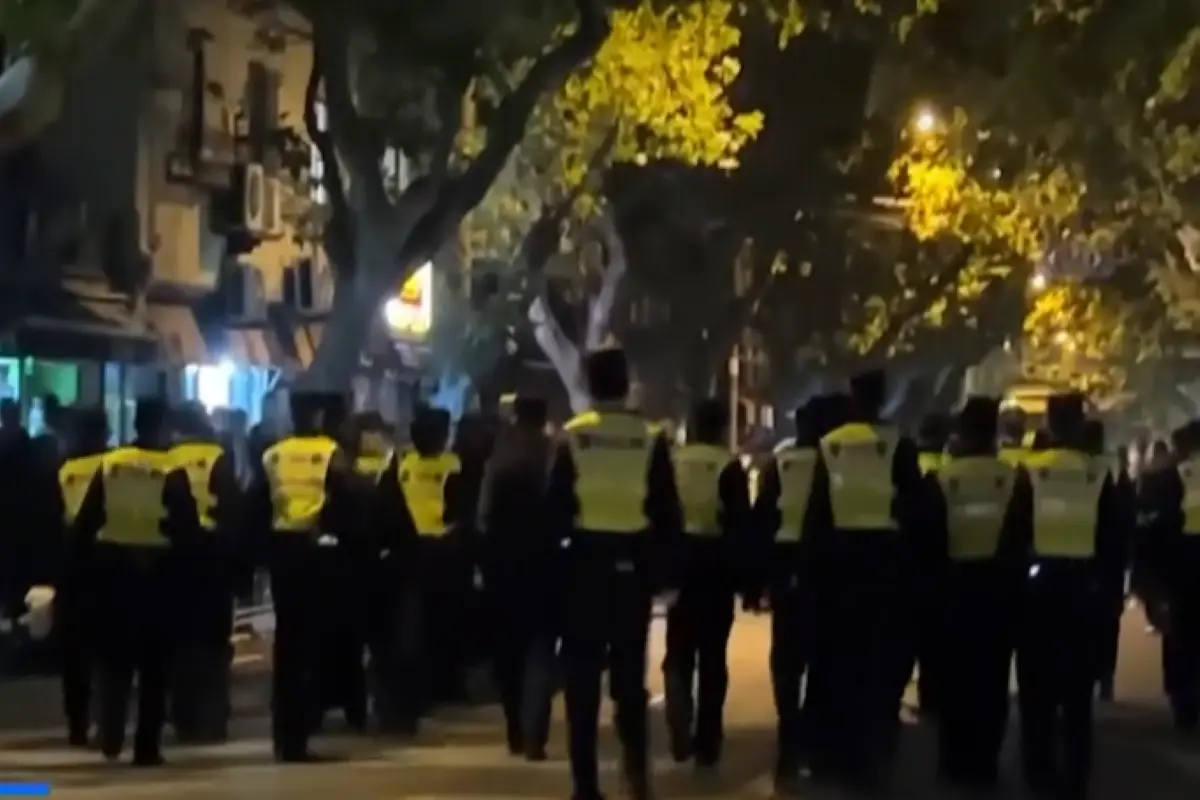 Ελβετός ανταποκριτής περικυκλώθηκε από Κινέζους αστυνομικούς κατά τη διάρκεια live ρεπορτάζ