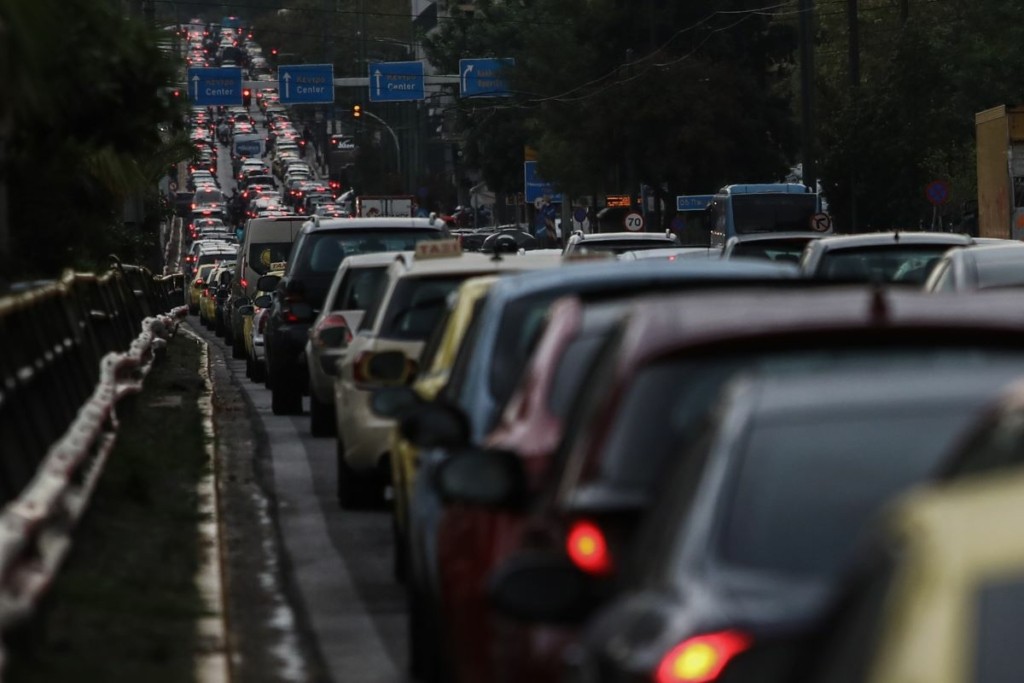 Κίνηση ΤΩΡΑ – Μεγάλες καθυστερήσεις στην Αττική Οδό, “φραγμένος” ο Κηφισός, στο “κόκκινο” η Κηφισίας