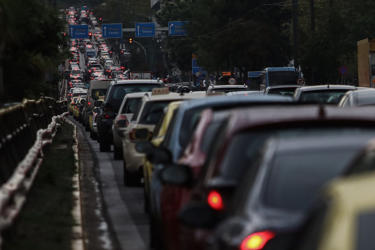 Κίνηση ΤΩΡΑ – Μεγάλες καθυστερήσεις στην Αττική Οδό, “φραγμένος” ο Κηφισός, στο “κόκκινο” η Κηφισίας