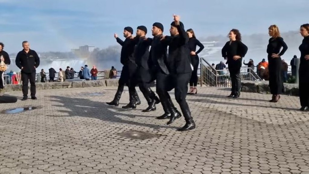 Κρητικοί έσυραν τον χορό στους καταρράκτες του Νιαγάρα (vid)