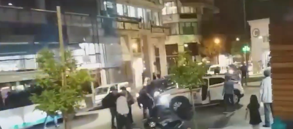 Χαμός στη Λαμία – Πάρκαραν παράνομα και πλάκωσαν στο ξύλο αστυνομικό (vid)