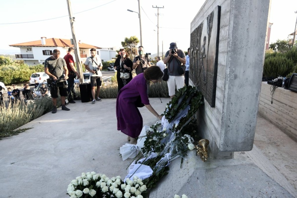 Συγκλόνισε η πρώτη μάρτυρας στη δίκη για τη φονική πυρκαγιά στο Μάτι – “Ο αδερφός μου ίσως ζούσε αν δεν είχε ακούσει τις Αρχές”