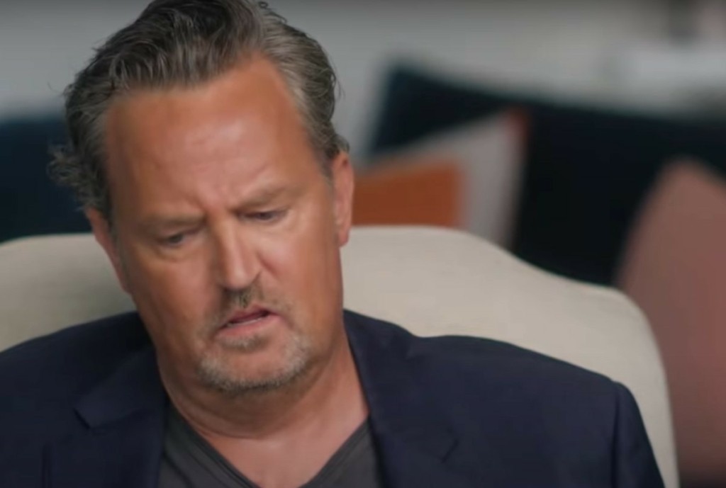 Νεκρός στο τζακούζι βρέθηκε ο Matthew Perry – Η στιγμή που ο πατριός του φτάνει έξω από το σπίτι του σε κατάσταση σοκ (vid)