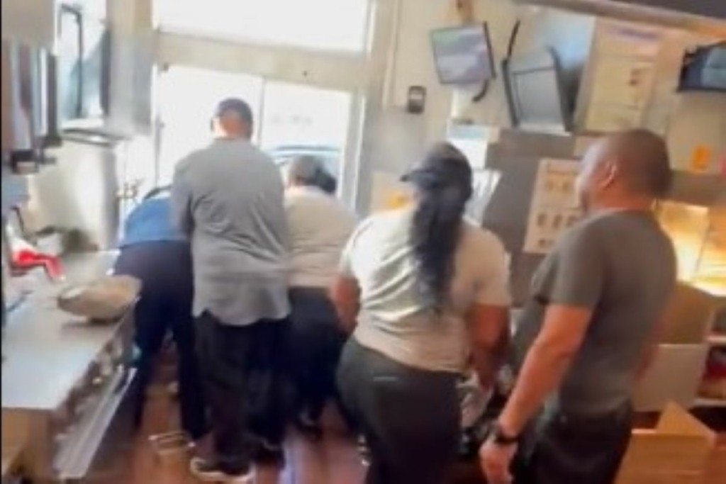 Άγριος ξυλοδαρμός υπαλλήλων σε McDonalds στις ΗΠΑ – Έστησαν καυγά άνευ προηγουμένου (vids)