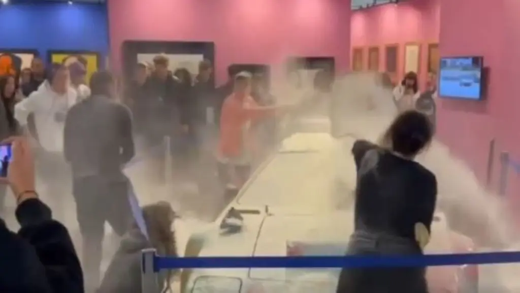 Ακτιβιστές πέταξαν αλεύρι πάνω σε έργο του Άντι Γουόρχολ στο Μιλάνο (vids)