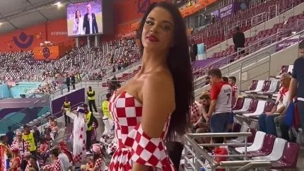 Ακάθεκτη η μις Κροατία με τις “παράνομες” εμφανίσεις της στο Μουντιάλ 2022 – Φόρεσε mini στις εξέδρες (pics&vid)