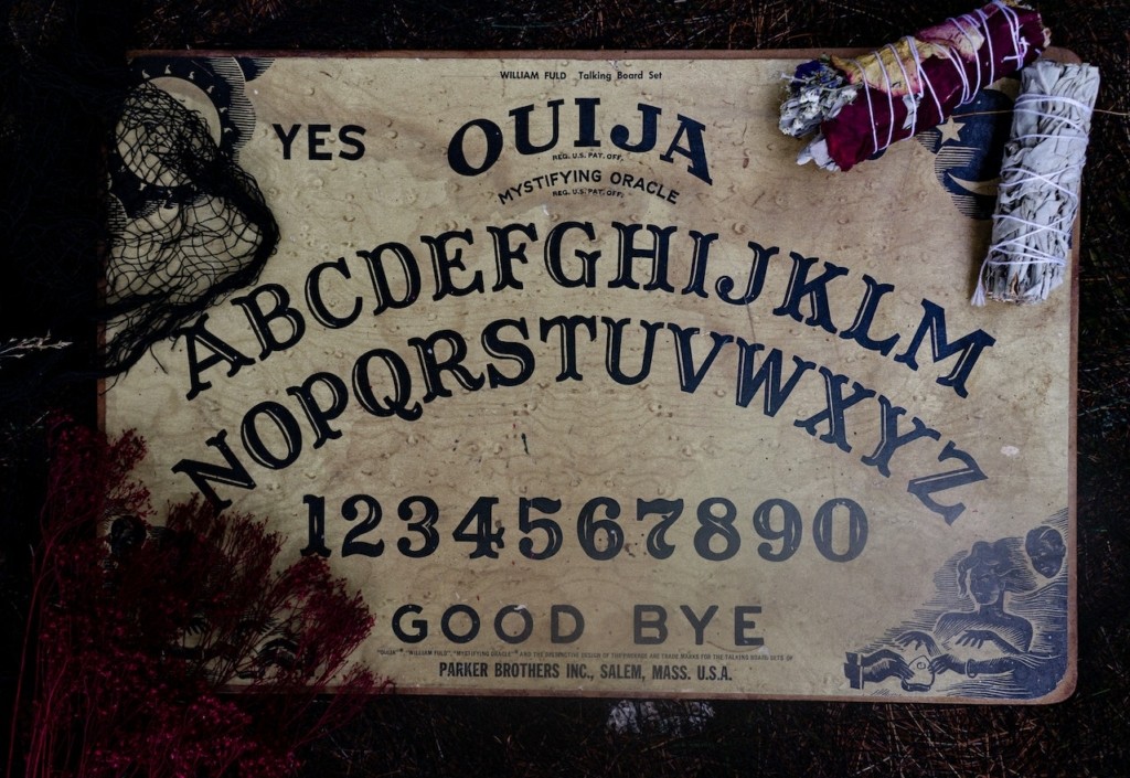 Απίστευτη γιαγιά έδωσε δώρο ouija στην κηδεία της για να “μη χάσουν επαφές” (pic)