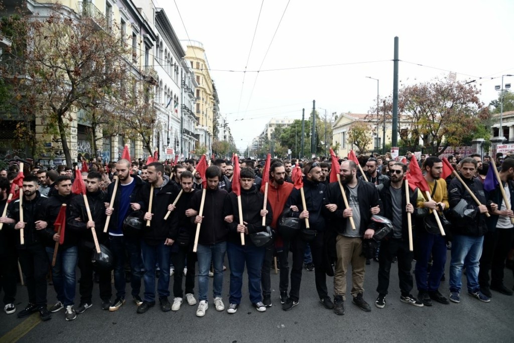 Έκλεισαν οι πύλες του Πολυτεχνείου – Όλα έτοιμα για την πορεία προς την αμερικανική πρεσβεία