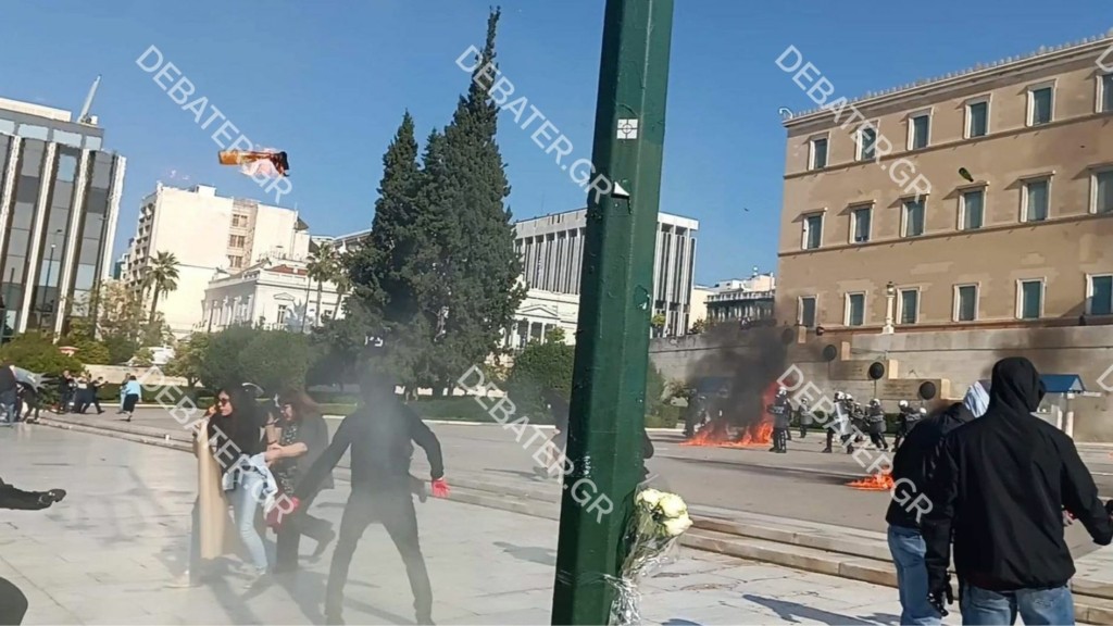 Η στιγμή που ξεσπάνε τα επεισόδια έξω από τη Βουλή – Κουκουλοφόροι ρίχνουν “βροχή” από μολότοφ (vids)