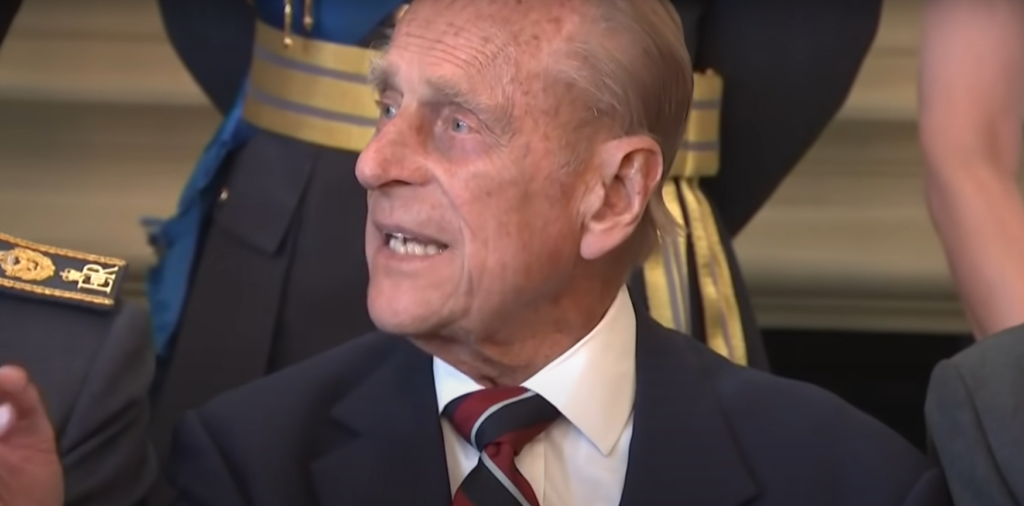 Ο λόγος που ο πρίγκιπας Φίλιππος ήθελε να κάνει μήνυση στο “The Crown” – Ήταν πολύ “αναστατωμένος” (pic)