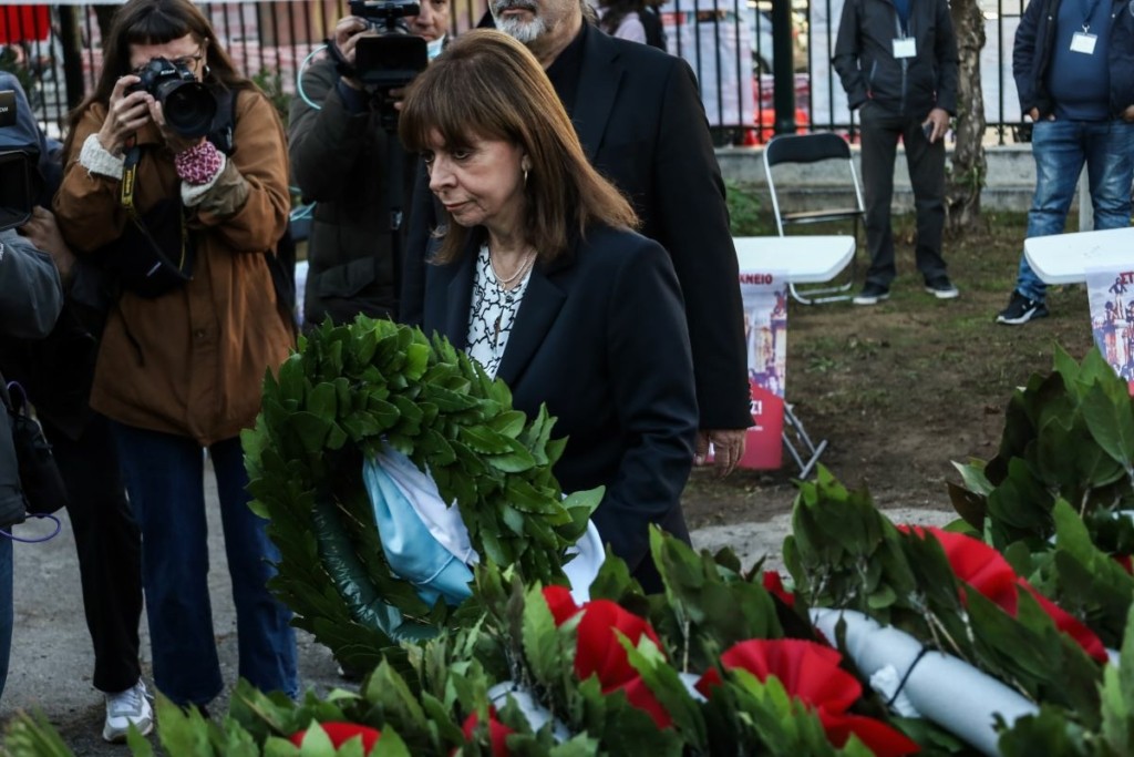 Κατέθεσε στεφάνι η Σακελλαροπούλου στο Πολυτεχνείο – “Η εξέγερση μάς υπενθυμίζει ότι ο αγώνας για τη δημοκρατία είναι διαρκής”