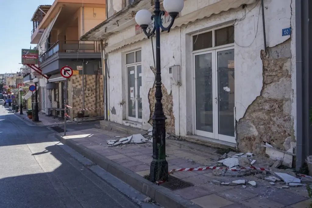Οι ζημιές από το μεγάλο σεισμό στην Εύβοια – Συγκλονίζουν οι πρώτες εικόνες από σπίτια και σχολεία (pics)