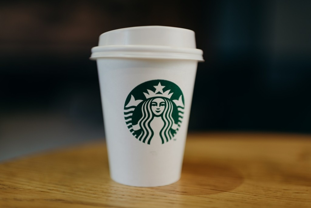 Περισσότερα από 100 καταστήματα Starbucks έτοιμα να διαδηλώσουν στις ΗΠΑ – “Η Εξέγερση της Κόκκινης Κούπας”