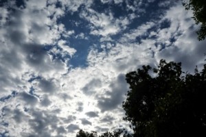 Καιρός αύριο: Συννεφιά, βροχές και μικρή άνοδο της θερμοκρασίας