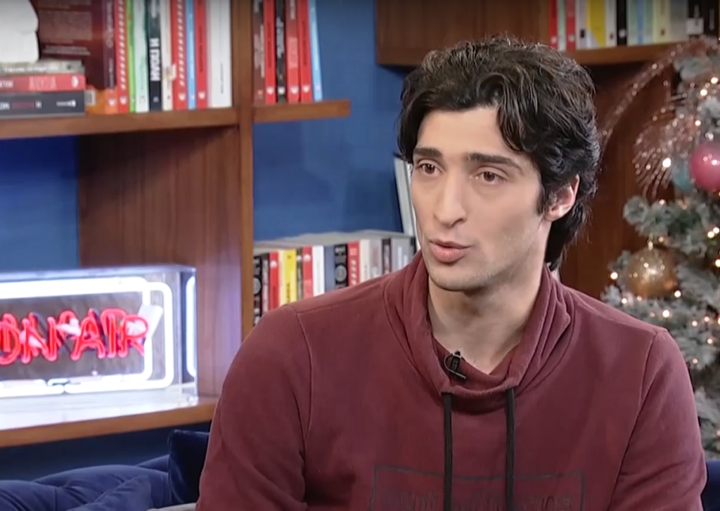 Συγκινητικός ο Τάσος Λέκκας για τη μαμά του – “Δυσκολευόμασταν, αλλά είχαμε χαρά στο σπίτι” (vid)