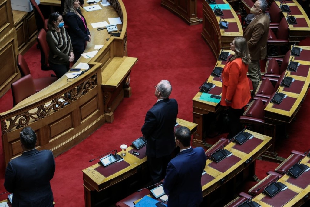 Ο Κωνσταντίνος Τασούλας “παίζει ακόμα φιδάκι” στο κινητό – Το ΝΟΚΙΑ 3310 που “έκλεψε” τις εντυπώσεις στη Βουλή (pic)