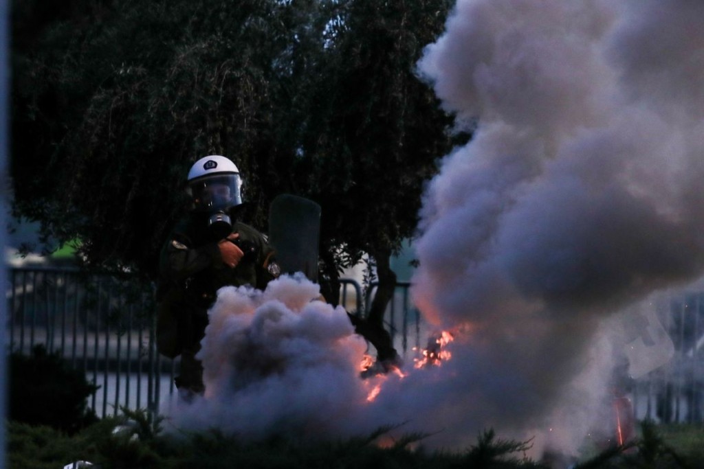 Μολότοφ πριν την πορεία για την επέτειο του Πολυτεχνείου στη Θεσσαλονίκη – Κάηκε υπηρεσιακό μηχανάκι (pics&vid)